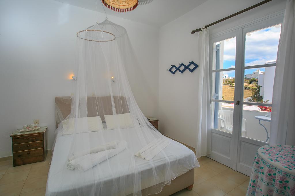 Paros Rita Studios Piso Livadi Oda fotoğraf